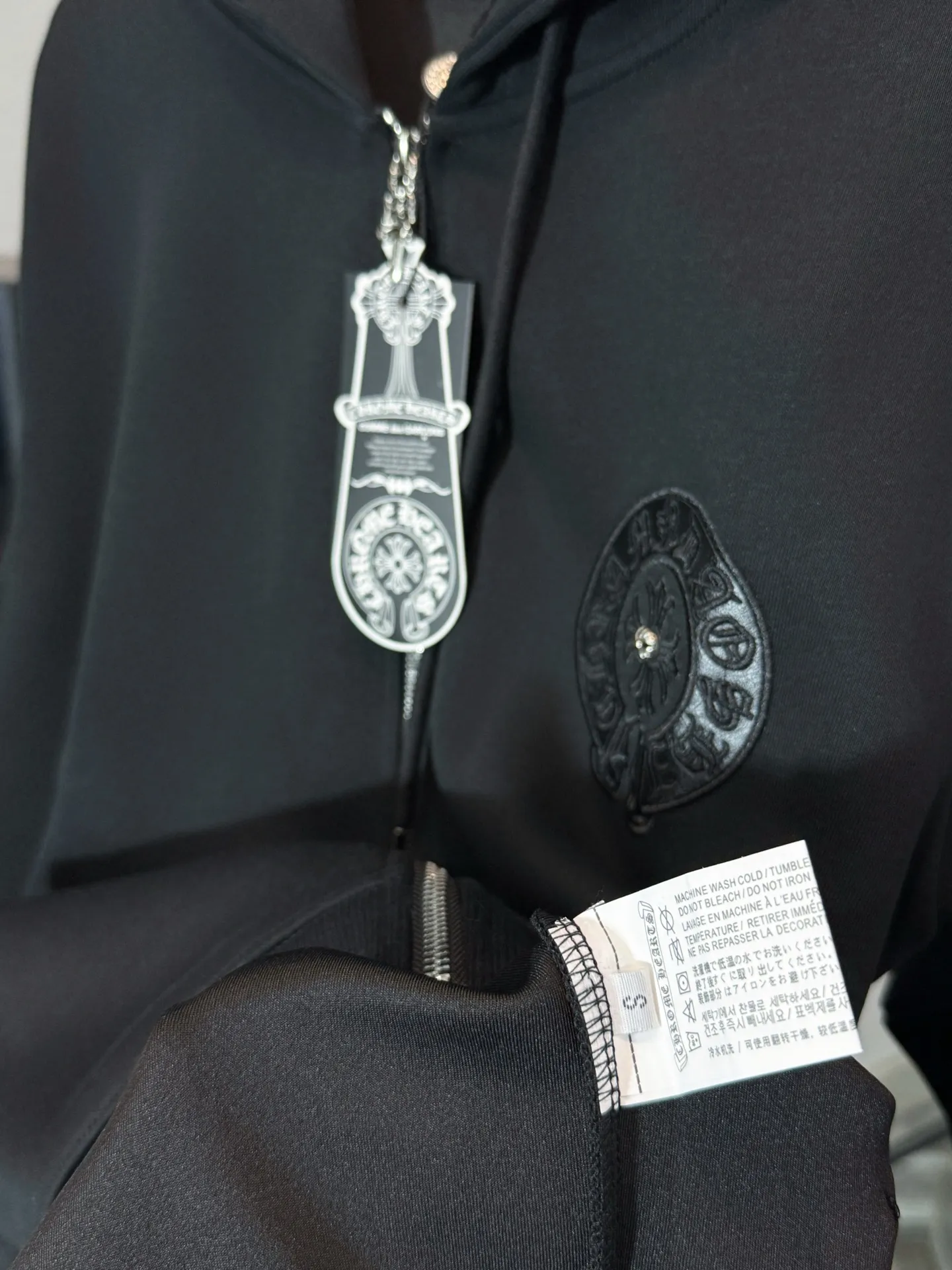 P330 model number: HE387 Chromehearts-Chrome heart embroidered leather label hooded jacket The fabric is made of 450g high-weight pure cotton composite fabric. The upper body of the fabric is smooth and three-dimensional, with a soft hand feel. The overall clothing is made of heavy embroidery + laser cutting patches + customized original Croxinliutin. The workmanship of the clothes is very heavy, and the details are well controlled. The original hardware sliders and zippers are customized, and the hat is also heavily embroidered. The overall effect is excellent. The original original label, three complete labels, large factory workmanship, Kuaishou Internet celebrity Xiaohongshu popular.  Color: Black Size: S M L XL